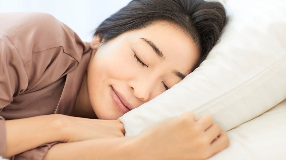 ぐっすり寝ている女性